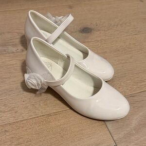 Girls' Patent Mary Jane Dress Shoes with Flower Accent - White size 2